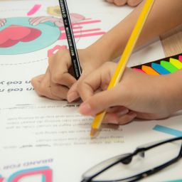 van tay media WMDKC8moG9w unsplash